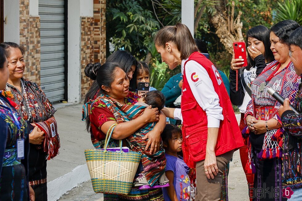 La Reina Letizia con una madre con su bebé en su Viaje de Cooperación a Guatemala