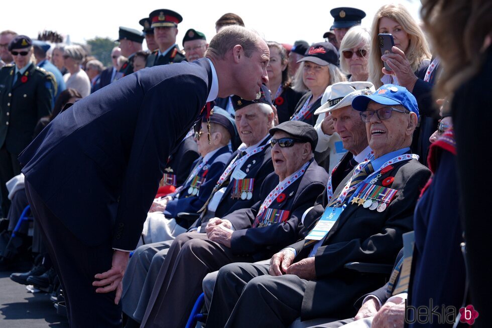 El Príncipe Guillermo hablando con veteranos en el 80 aniversario del Desembarco de Normandía