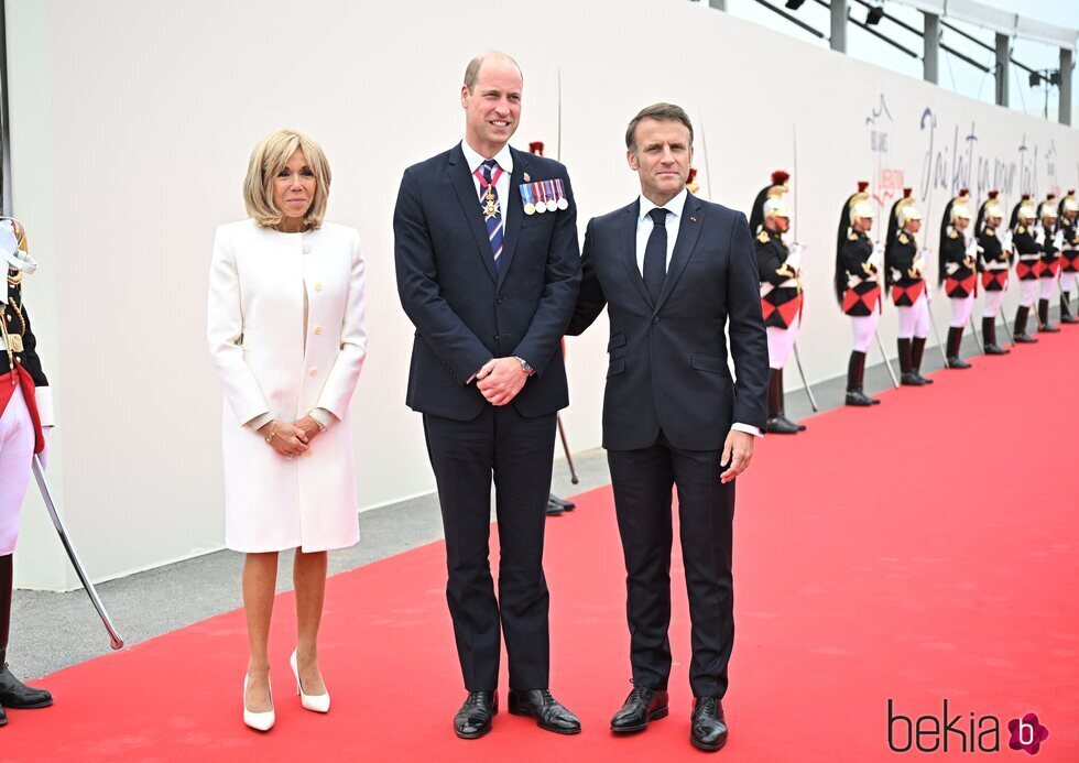 El Príncipe Guillermo y Emmanuel y Brigitte Macron en el 80 aniversario del Desembarco de Normandía