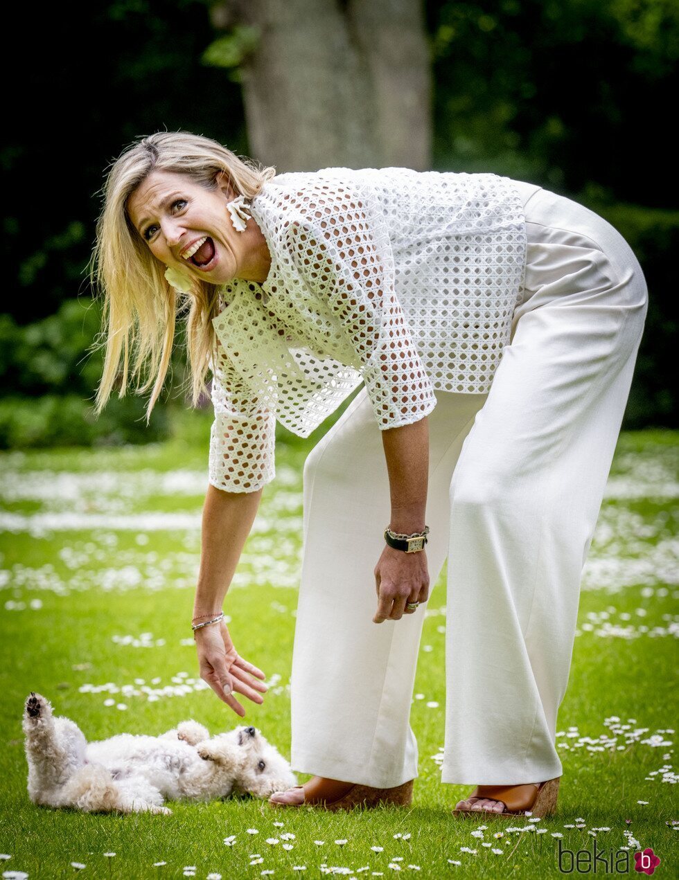 Máxima de Holanda y su perro Mambo en su posado familiar en el Palacio Huis Ten Bosch