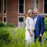 Guillermo Alejandro y Máxima de Holanda en su posado familiar en el Palacio Huis Ten Bosch