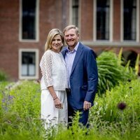 Guillermo Alejandro y Máxima de Holanda en su posado familiar en el Palacio Huis Ten Bosch