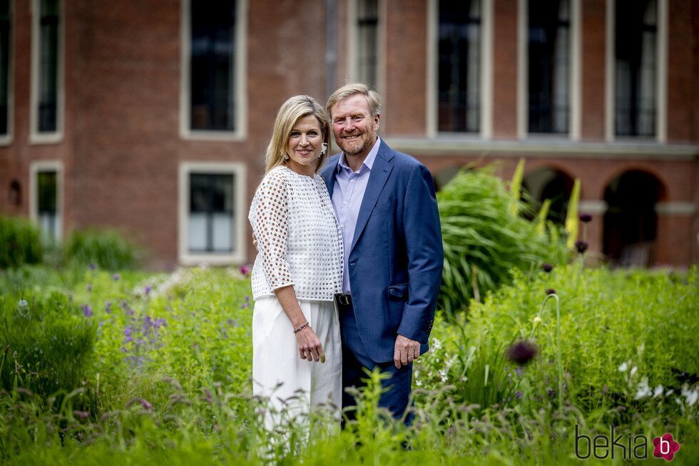 Guillermo Alejandro y Máxima de Holanda en su posado familiar en el Palacio Huis Ten Bosch