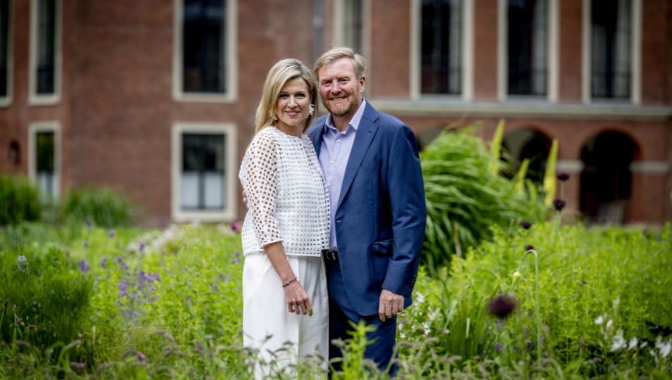 Guillermo Alejandro y Máxima de Holanda en su posado familiar en el Palacio Huis Ten Bosch