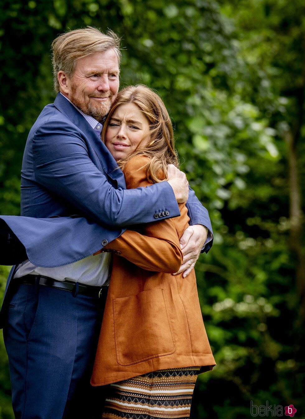 Guillermo Alejandro de Holanda y Alexia de Holanda se abrazan en su posado familiar en el Palacio Huis Ten Bosch