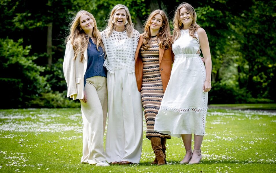 Máxima de Holanda y sus hijas Amalia, Alexia y Ariane de Holanda en su posado familiar en el Palacio Huis Ten Bosch