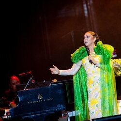 Isabel Pantoja cantando en su concierto en Almería