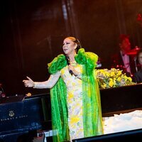 Isabel Pantoja cantando en su concierto en Almería