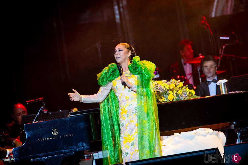 Isabel Pantoja cantando en su concierto en Almería