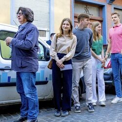 Elisabeth, Emmanuel, Eléonore y Gabriel de Bélgica haciendo cola para votar en sus primeras elecciones