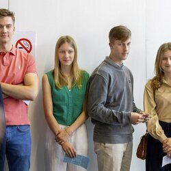 Gabriel, Eléonore, Emmanuel y Elisabeth de Bélgica antes de votar en sus primeras elecciones