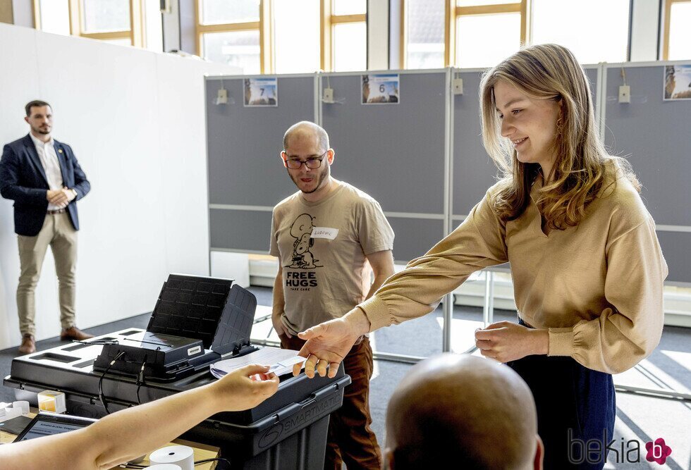 Elisabeth de Bélgica coge su documento de identidad tras haber votado por primera vez