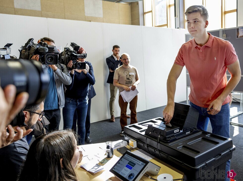 Gabriel de Bélgica votando por primera vez