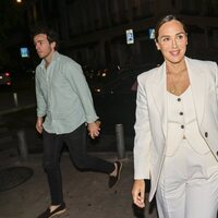 Tamara Falcó en el cumpleaños de Íñigo Onieva con un conjunto de tres piezas blancas