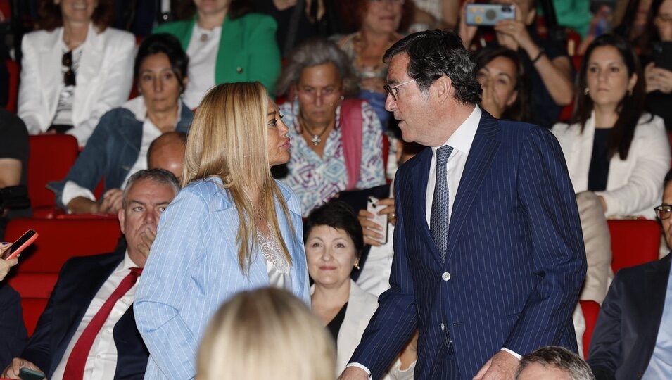 Belén Esteban y Antonio Garamendi en la clausura de la XVI Convocatoria 'Euros de tu Nómina'