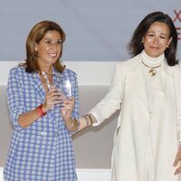 Pilar García de la Granja y Ana Botín en la clausura de la XVI Convocatoria 'Euros de tu Nómina'