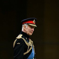 El Rey Carlos III en una ceremonia militar en Windsor