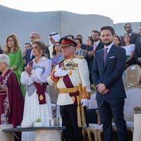 Abdalá y Rania de Jordania y Hussein de Jordania en el Jubileo de Plata de Abdalá de Jordania