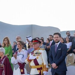 Abdalá y Rania de Jordania y Hussein de Jordania en el Jubileo de Plata de Abdalá de Jordania