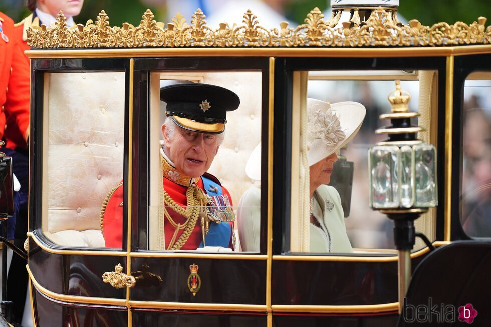 Los Reyes Carlos III y Camilla en desfile del Trooping the Colour 2024