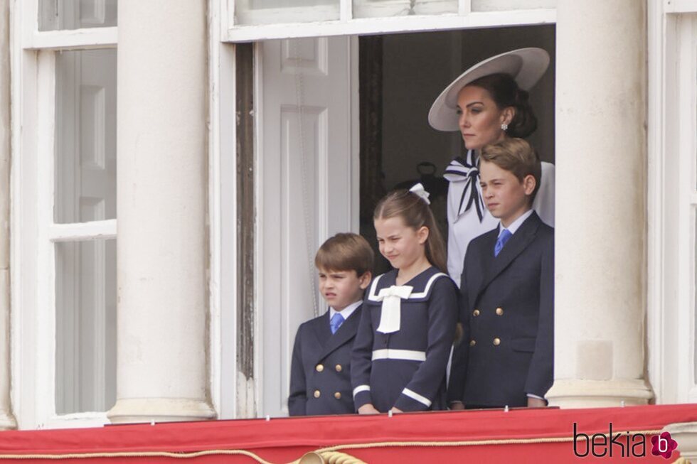 Kate Middleton con los Príncipes George, Charlotte y Louis en el balcón de la Horse Guard Parade en el Trooping the Colour 2024