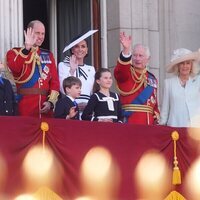 Los Reyes Carlos y Camilla, los Príncipes Guillermo, George,Charlotte y Louis, Kate Middleton y Sophie de Edimburgo saludando en el balcón de Buckingham Pa