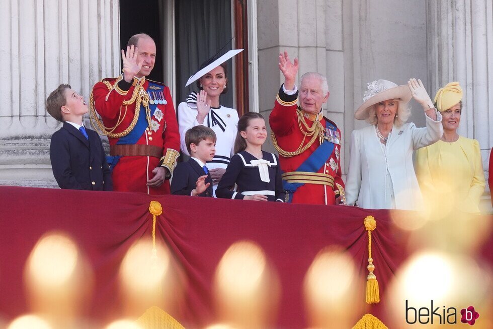 Los Reyes Carlos y Camilla, los Príncipes Guillermo, George,Charlotte y Louis, Kate Middleton y Sophie de Edimburgo saludando en el balcón de Buckingham Pa