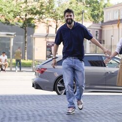 Gerard Piqué y Clara Chía se cogen de la mano de camino a declarar en un juzgado