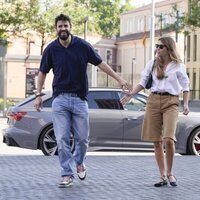 Gerard Piqué y Clara Chía se cogen de la mano de camino a declarar en un juzgado