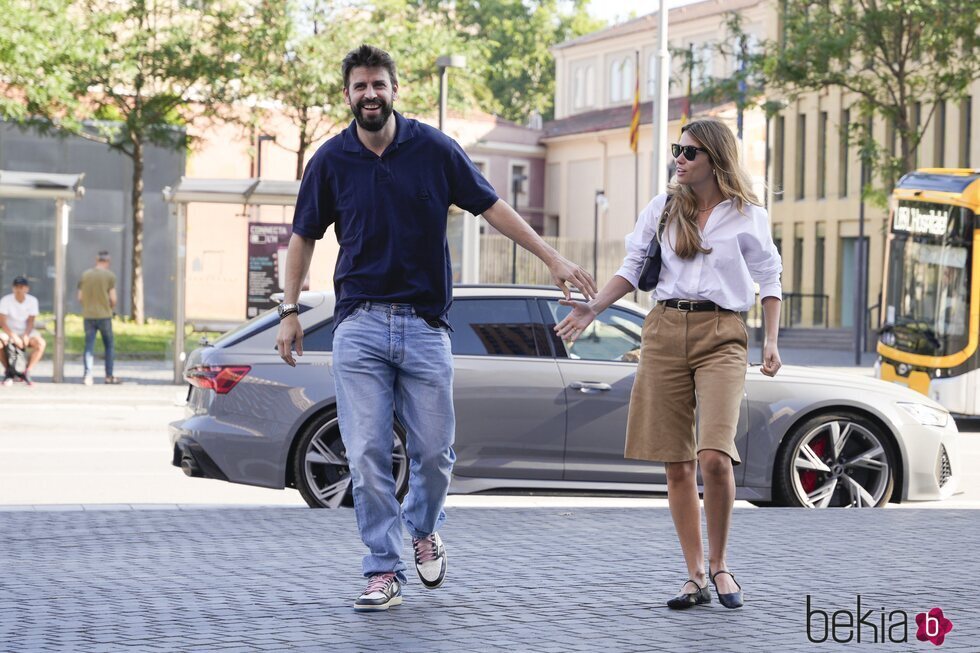 Gerard Piqué y Clara Chía se cogen de la mano de camino a declarar en un juzgado