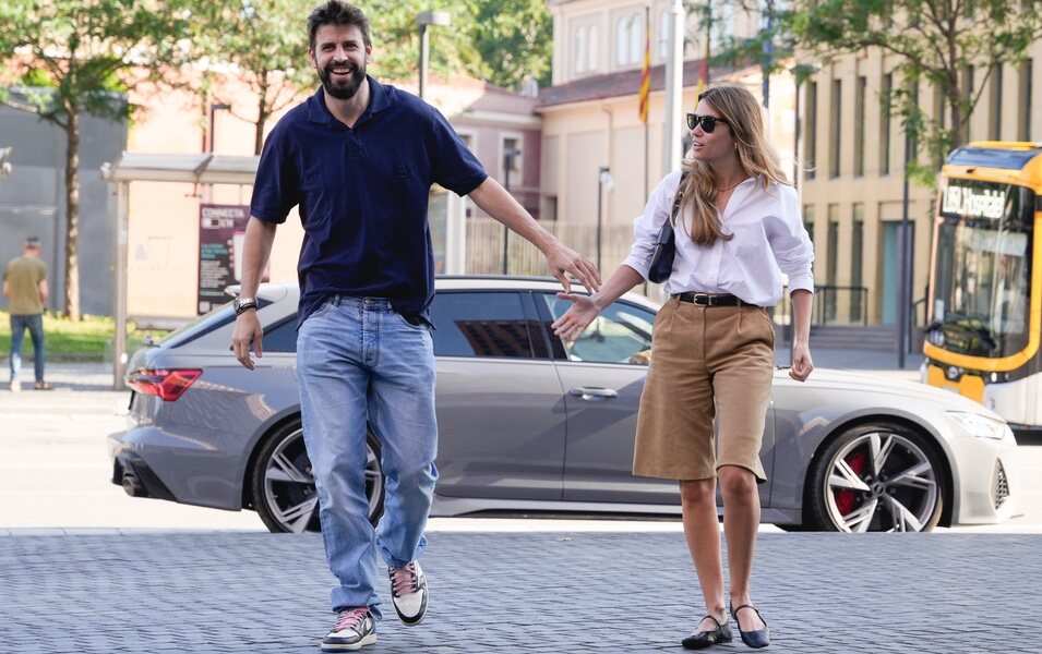 Gerard Piqué y Clara Chía se cogen de la mano de camino a declarar en un juzgado