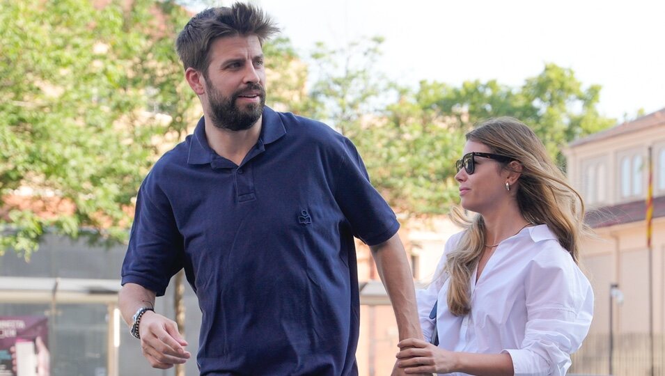 Gerard Piqué y Clara Chía, muy unidos de camino a declarar en un juzgado