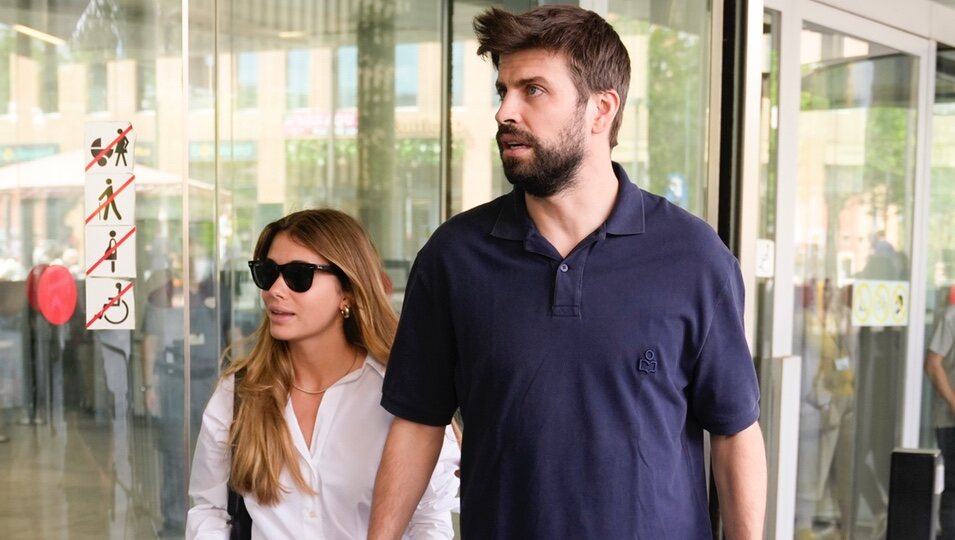 Gerard Piqué y Clara Chía, cogidos de la mano tras declarar en un juzgado