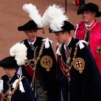 El Príncipe Guillermo y el Príncipe Eduardo hablando en la procesión de la Orden de la Jarretera 2024