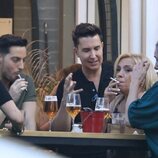 Carmen Borrego y Omar Suárez tomando algo tras la misa en honor a María Teresa Campos