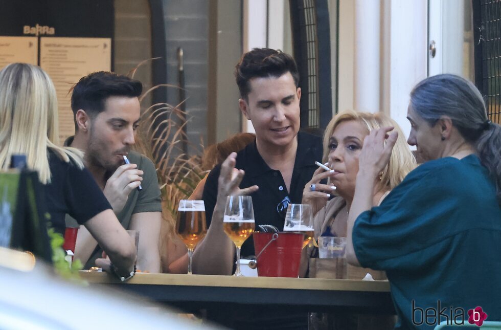 Carmen Borrego y Omar Suárez tomando algo tras la misa en honor a María Teresa Campos