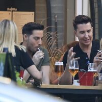 Carmen Borrego y Omar Suárez tomando algo tras la misa en honor a María Teresa Campos