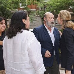 La Infanta Elena y Antonio Resines saludándose en el funeral de la hermana de Lorenzo Caprile