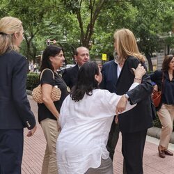 La mujer de Antonio Resines hace una reverencia a la Infanta Cristina en el funeral de la hermana de Lorenzo Caprile