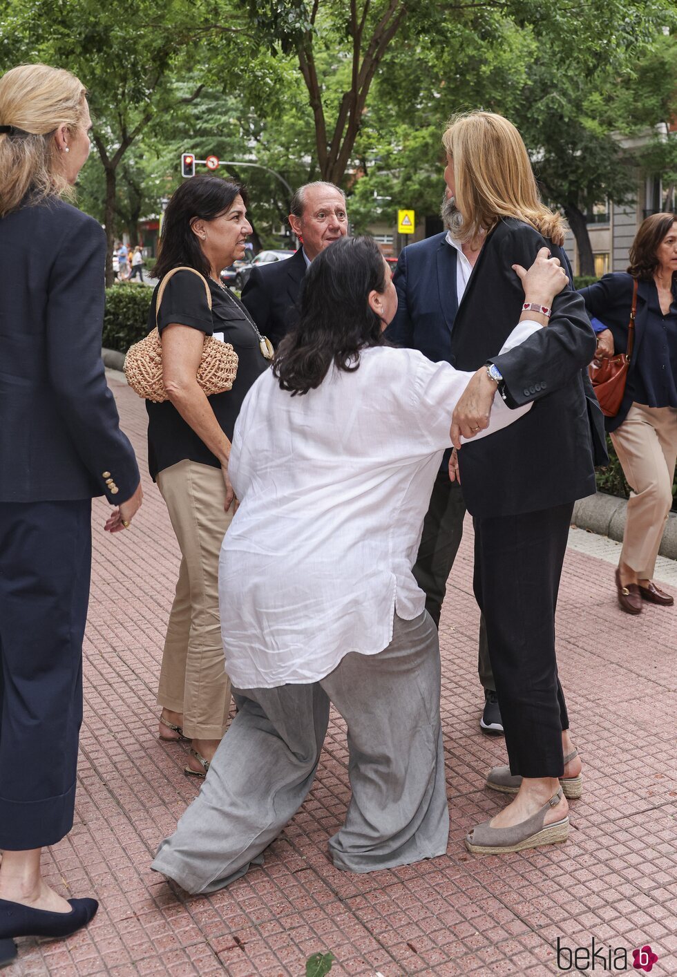 La mujer de Antonio Resines hace una reverencia a la Infanta Cristina en el funeral de la hermana de Lorenzo Caprile