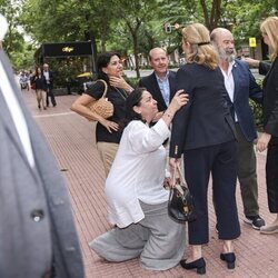 La mujer de Antonio Resines hace una reverencia a la Infanta Elena mientras la Infanta Cristina saluda a Antonio Resines en el funeral de la hermana de Lor