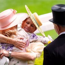 Lady Gabriella Windsor y Zara Phillips se abrazan en Ascot 2024