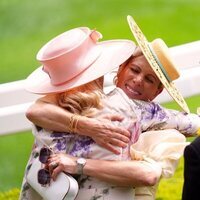 Lady Gabriella Windsor y Zara Phillips se abrazan en Ascot 2024