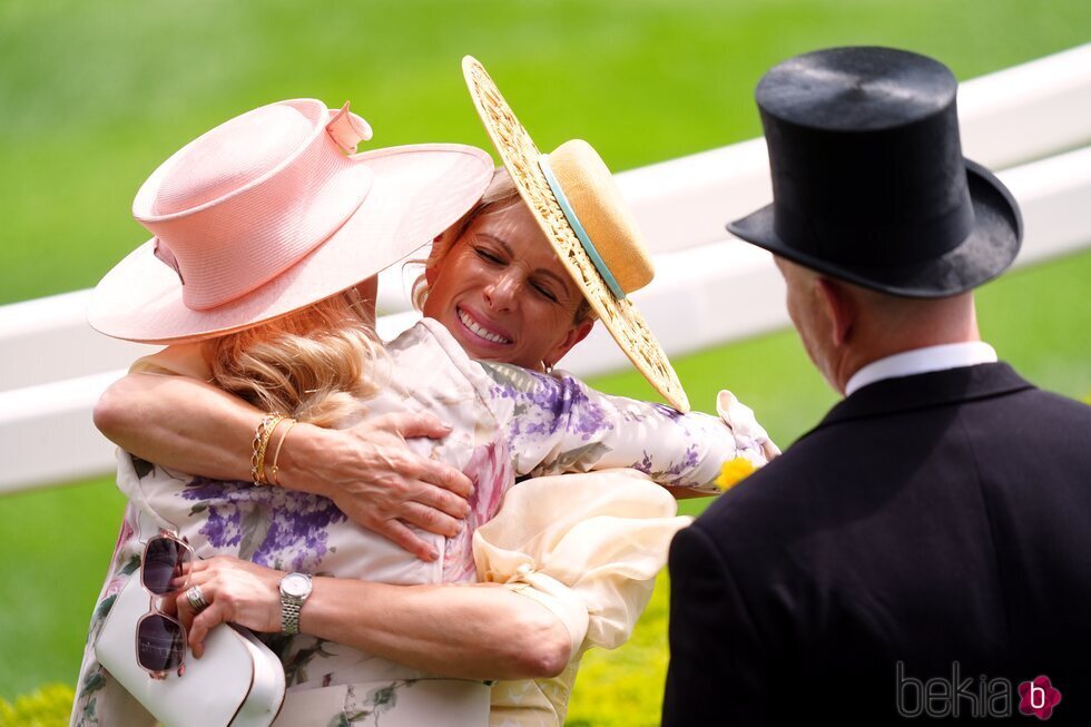 Lady Gabriella Windsor y Zara Phillips se abrazan en Ascot 2024