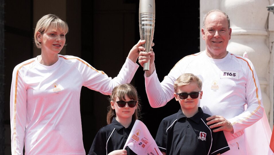 Alberto y Charlene de Mónaco y sus hijos Jacques y Gabriella con la antorcha olímpica de París 2024