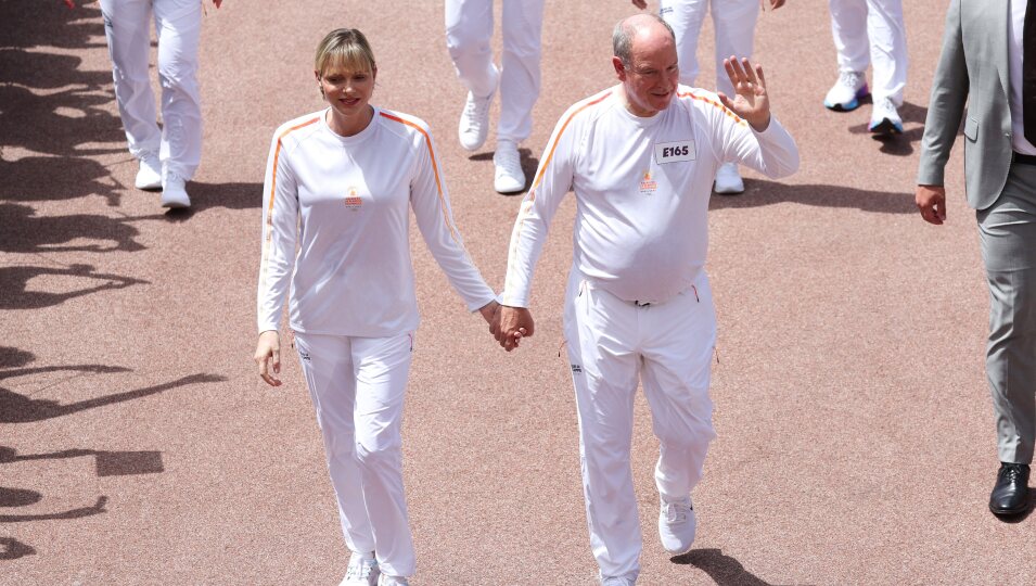 Alberto y Charlene de Mónaco cogidos de la mano y vestidos a juego con un chándal blanco