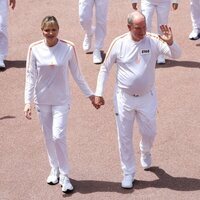 Alberto y Charlene de Mónaco cogidos de la mano y vestidos a juego con un chándal blanco