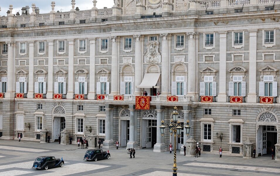 La Familia Real entrando en el Palacio Real en los Rolls para el décimo aniversario de reinado de Felipe VI