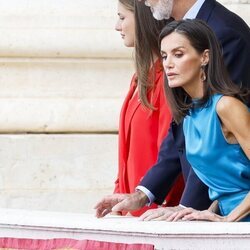 La Reina Letizia asomada al balcón en el Palacio Real en la celebración del décimo aniversario del reinado de Felipe VI