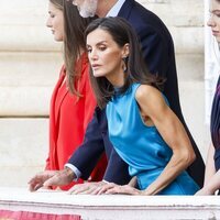 La Reina Letizia asomada al balcón en el Palacio Real en la celebración del décimo aniversario del reinado de Felipe VI